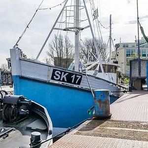 Asile Flottant Hotel en barco